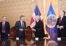 Canciller Roberto Álvarez firma acuerdo con la OEA para observación electoral en elecciones de este año
